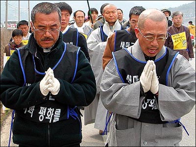 3보1배를 시작한 지 30분도 안 돼 두 사람의 얼굴은 붉게 상기됐다. 수경스님이 심호흡을 가다듬고 있다. 